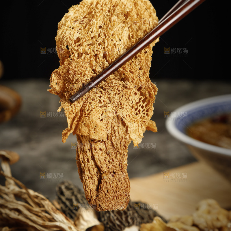 筷子上夹着竹荪