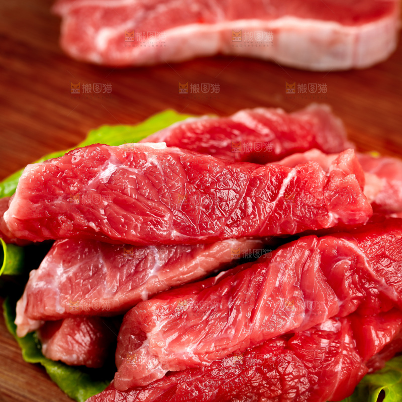 木底上的新鲜牛腱子肉
