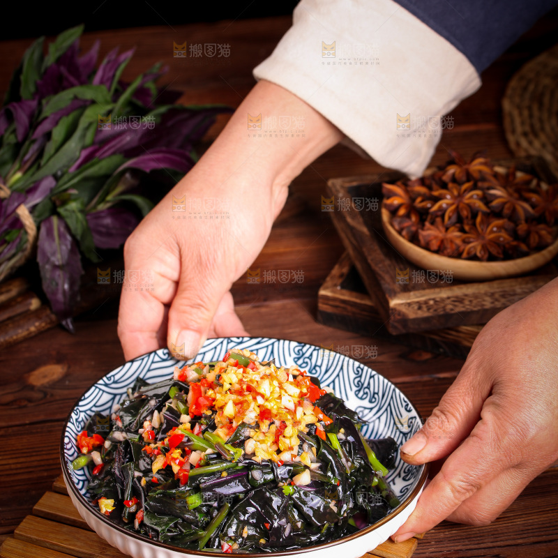 手里端着一盘蒜蓉紫背天葵