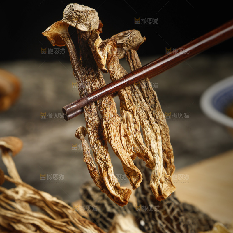 筷子上夹着茶树菇