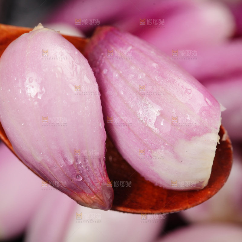 勺子上舀着紫葱头