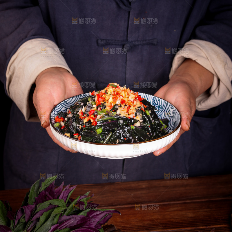 手里端着一盘蒜蓉紫背天葵