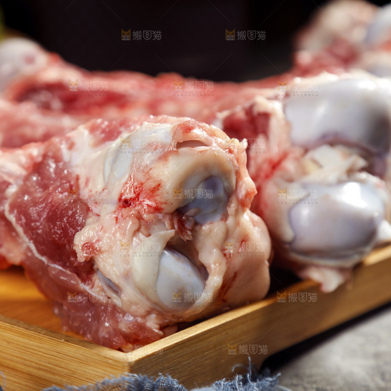 木板上放着猪筒骨