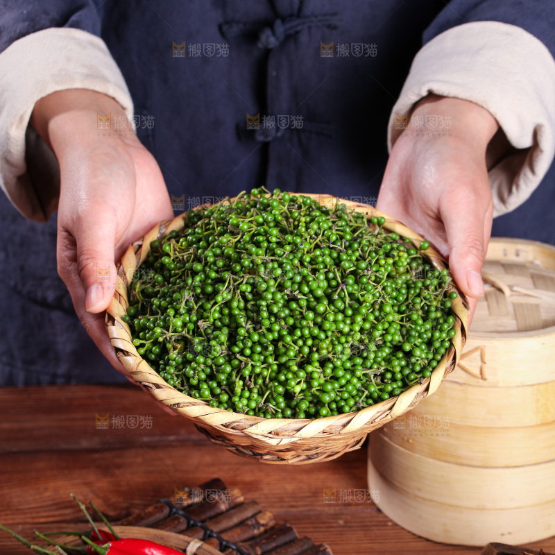 手里端着一篮山胡椒