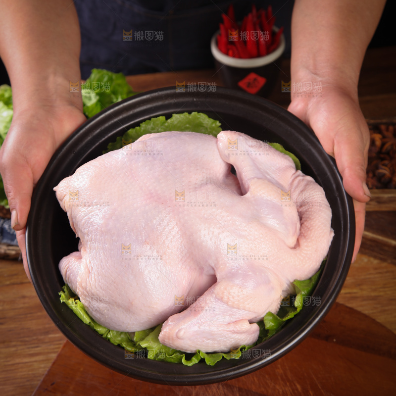 手里端着土鸡肉