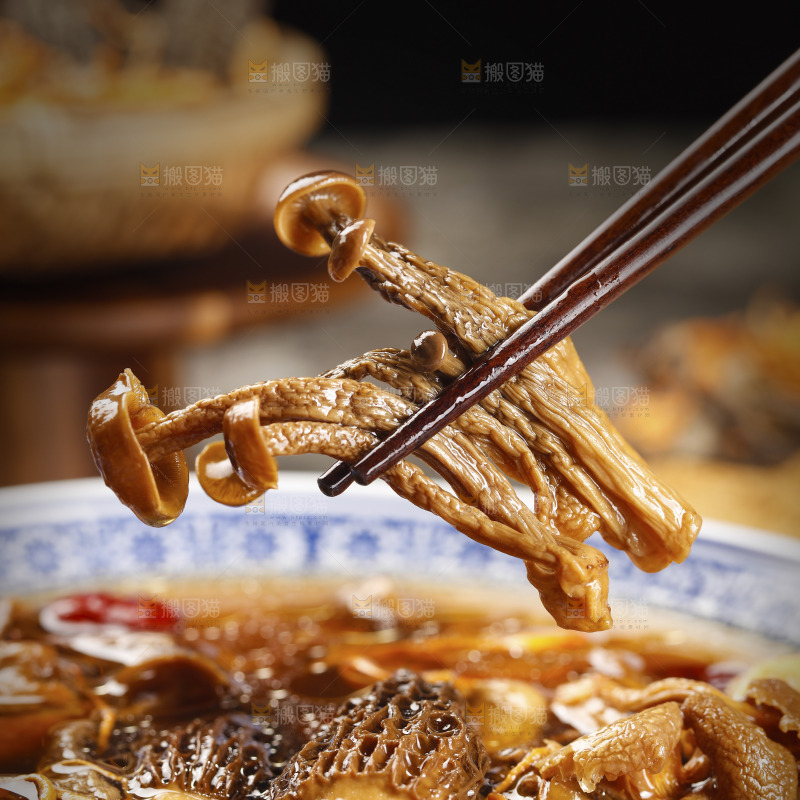 筷子上夹着茶树菇