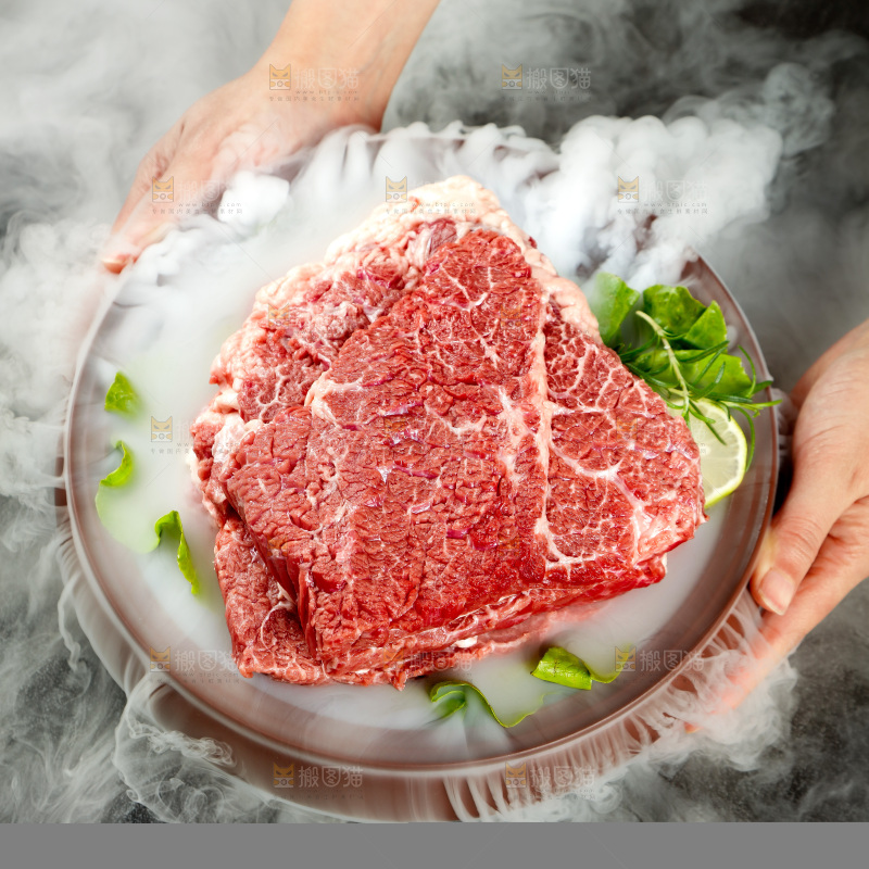 手里端着生牛腩
