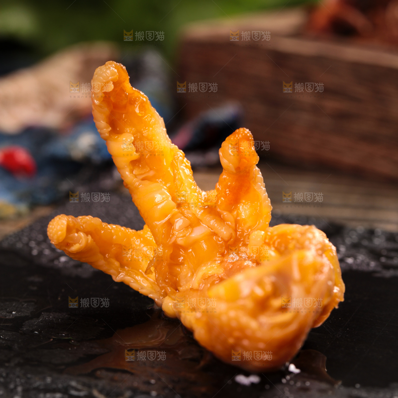 黑底上放着去骨鸡爪