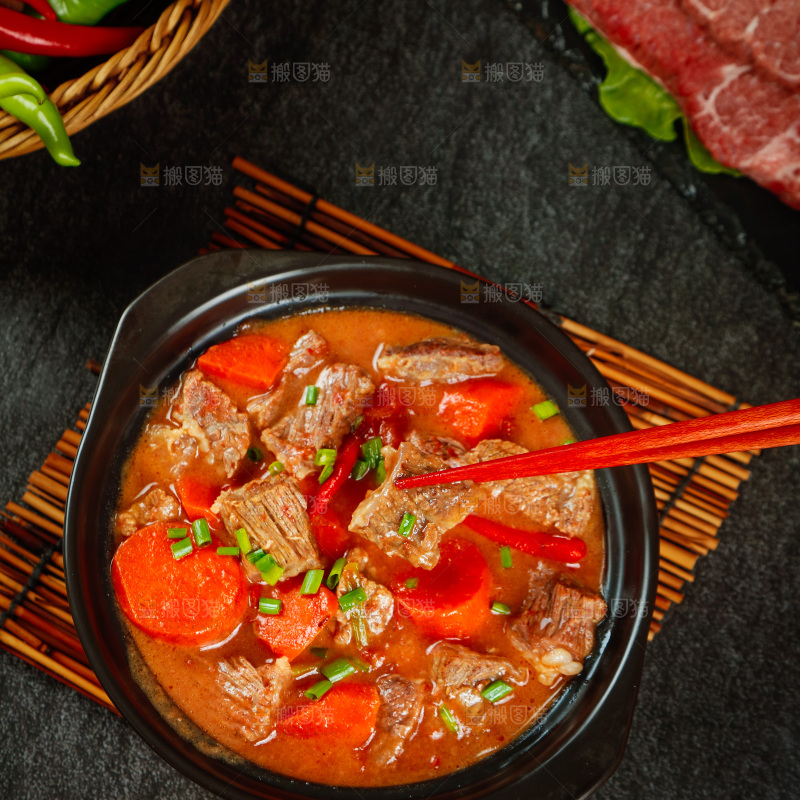 筷子上夹着牛腩