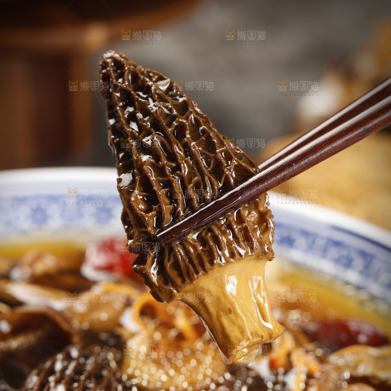 筷子上夹着羊肚菌
