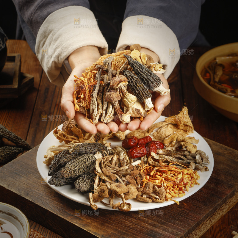 手里捧着八珍菌菇食材