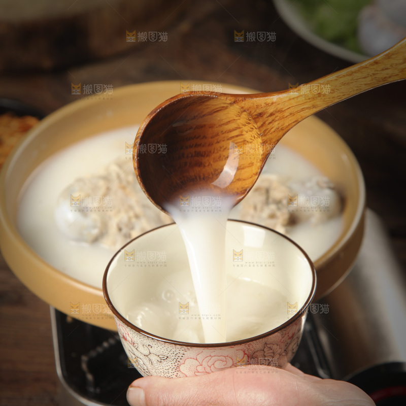 勺子上舀着大骨汤