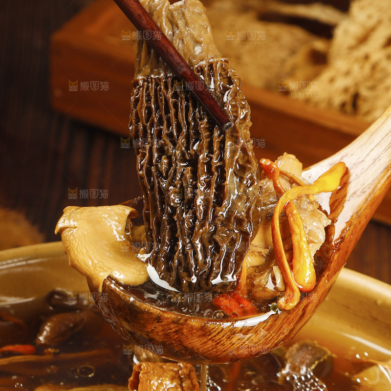 勺子上舀着八珍菌汤