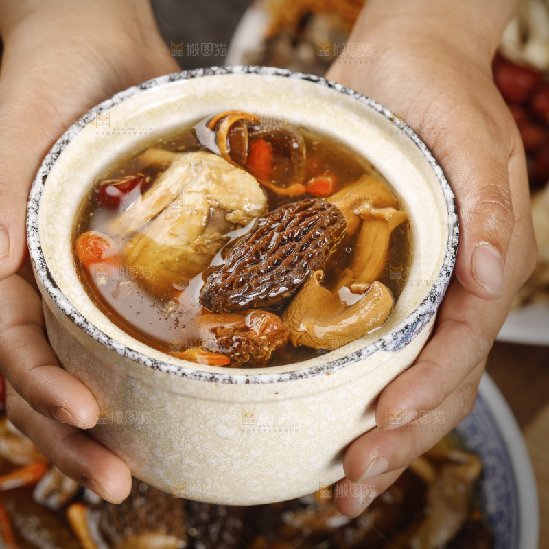 手里端着七彩菌菇鸡汤煲