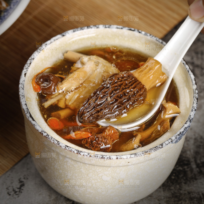 勺子上舀着七彩菌菇鸡汤煲