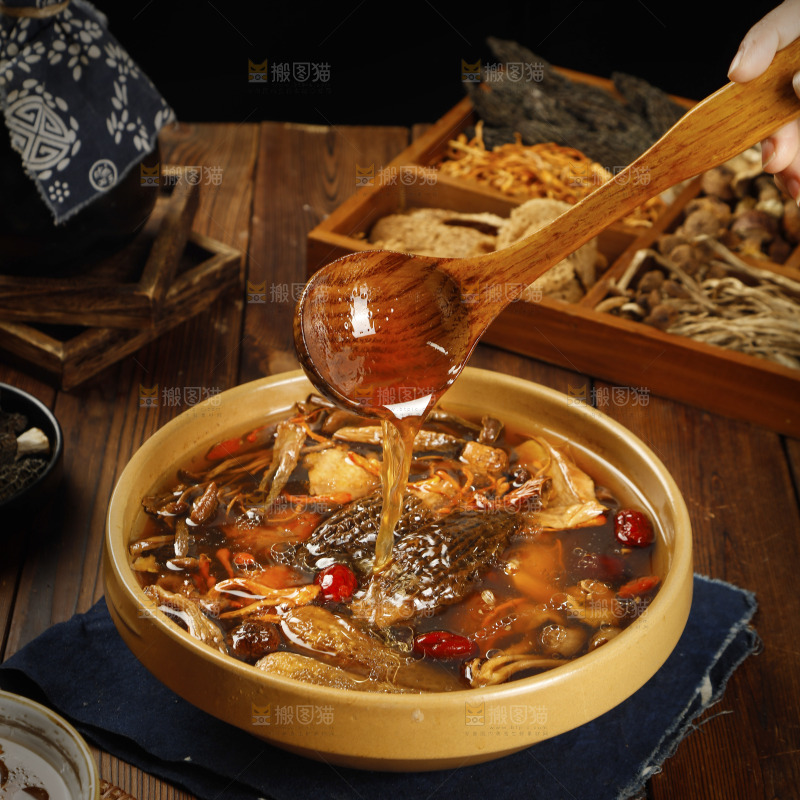 勺子上舀着八珍菌汤
