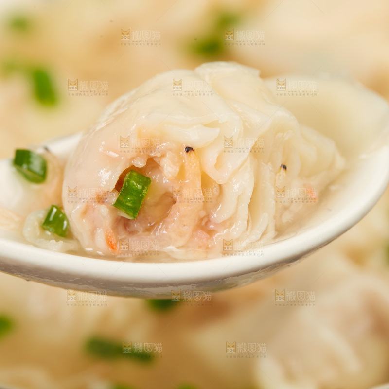 勺子上舀着鲜肉馄饨