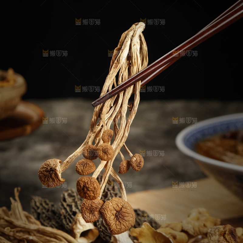 筷子上夹着茶树菇