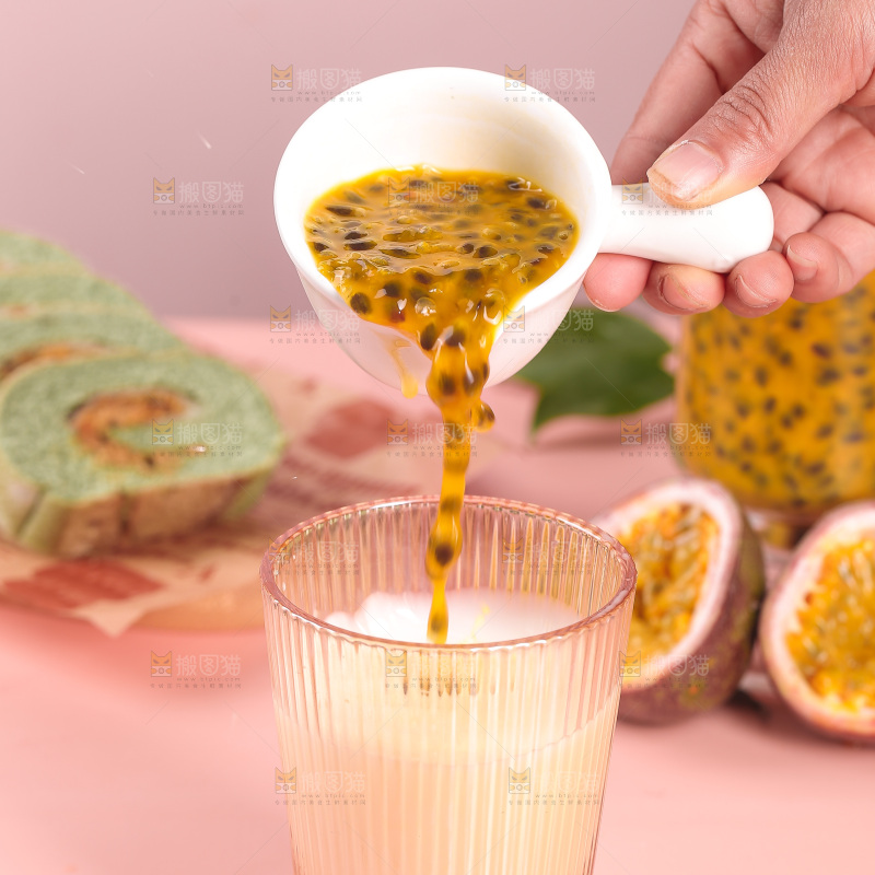 手里倒着百香果汁
