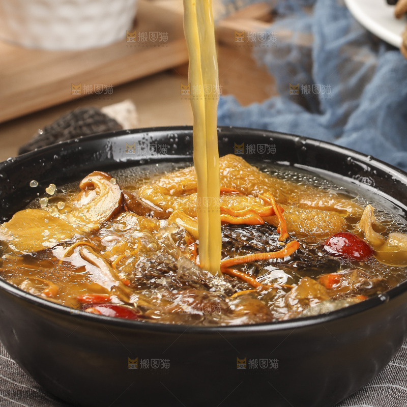 一锅七彩菌菇鸡汤