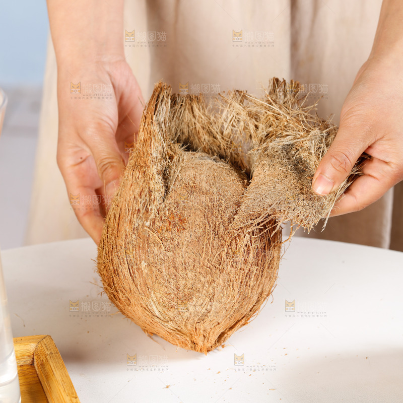 手里撕着毛椰子