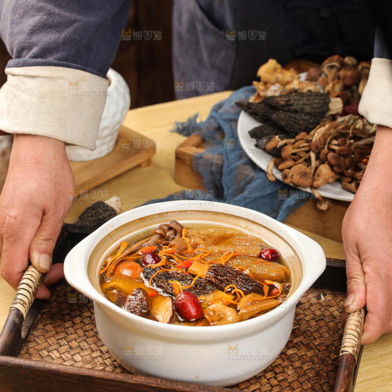 一锅七彩菌菇汤
