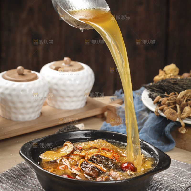 勺子上舀着七彩菌菇汤