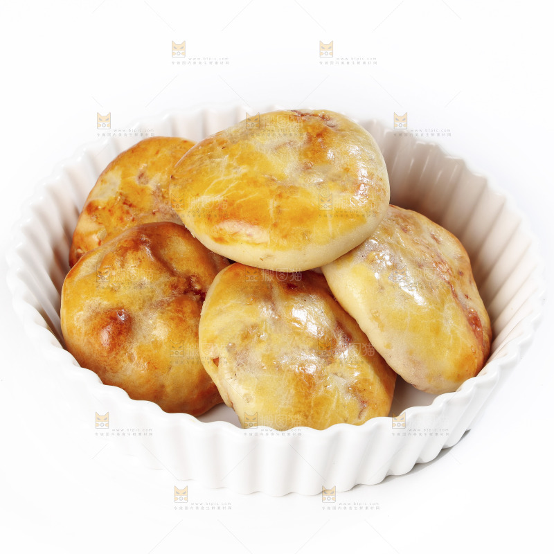 白底上放着一盘鸡仔饼