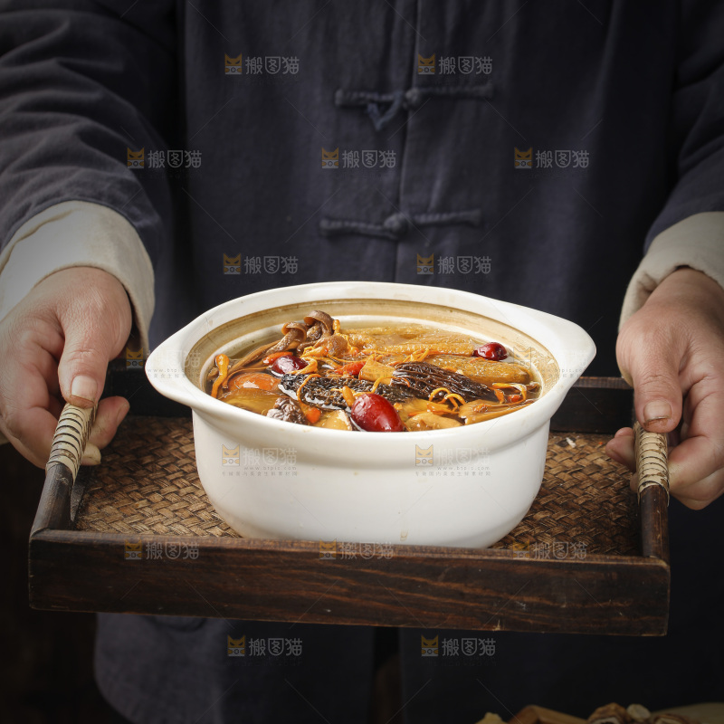 手里端着七彩菌菇汤