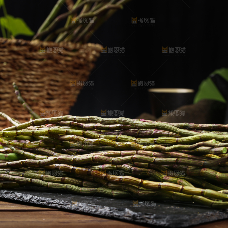 黑石板上的石斛鲜条