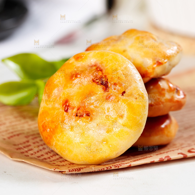 桌子上放着鸡仔饼