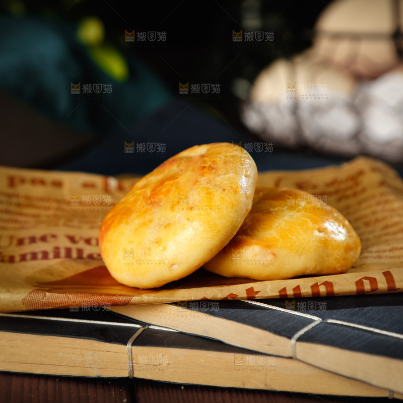报纸上摆放着鸡仔酥饼