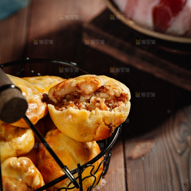 木底上放着一篮鸡仔饼