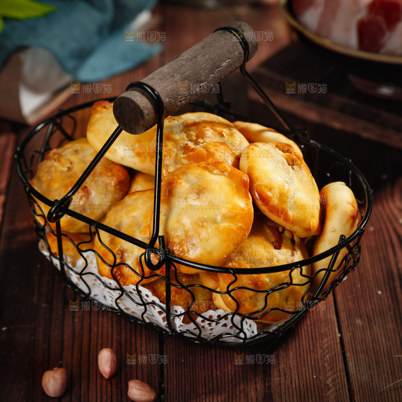 木底上放着一篮鸡仔饼