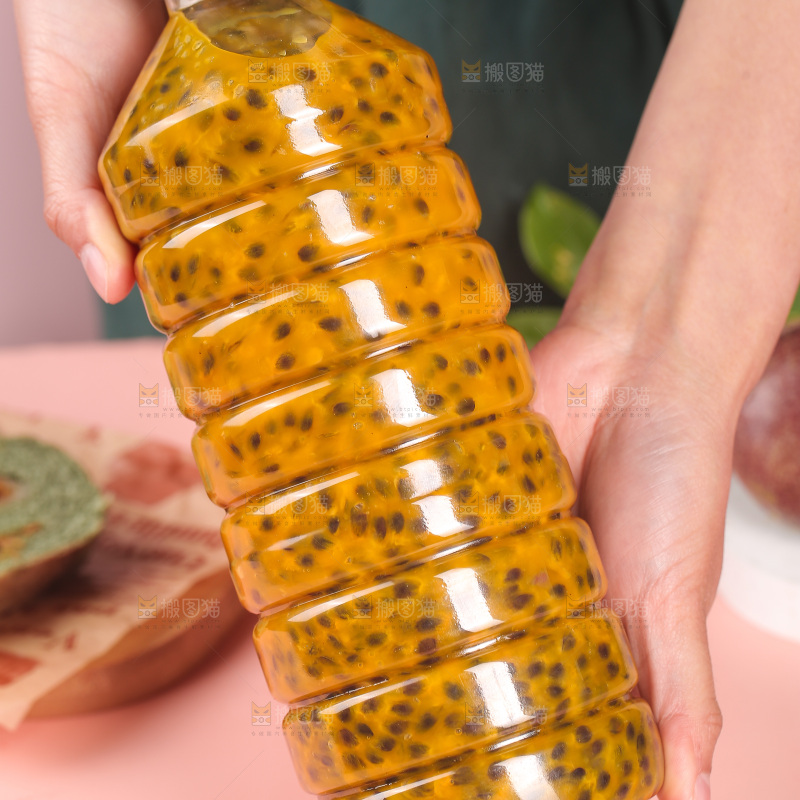 手里拿着一瓶百香果原汁