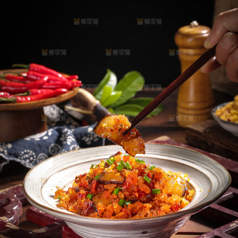 筷子上夹着腊肉