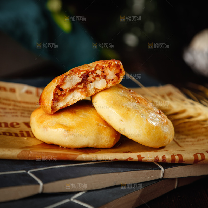 报纸上摆放着鸡仔酥饼