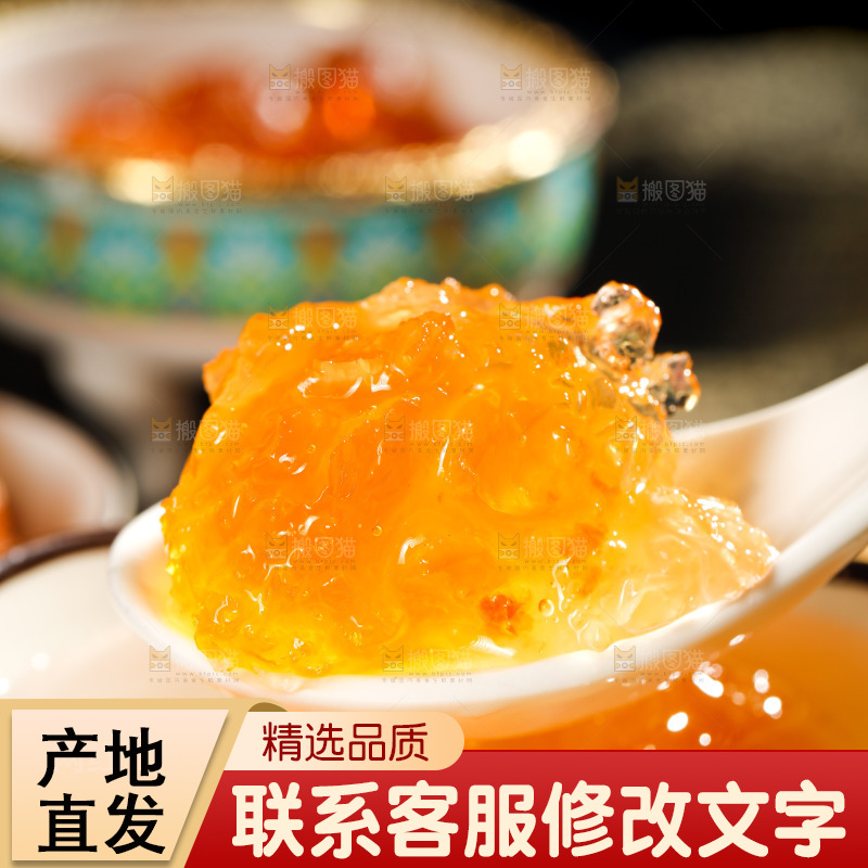 勺子上舀着桃胶特写