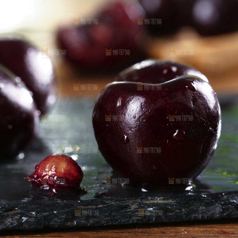 黑石板上放着黑珍珠车车厘子