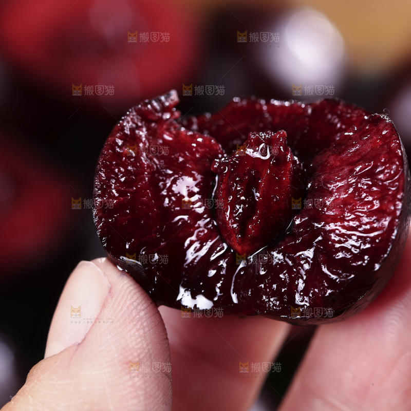 手里拿着车厘子