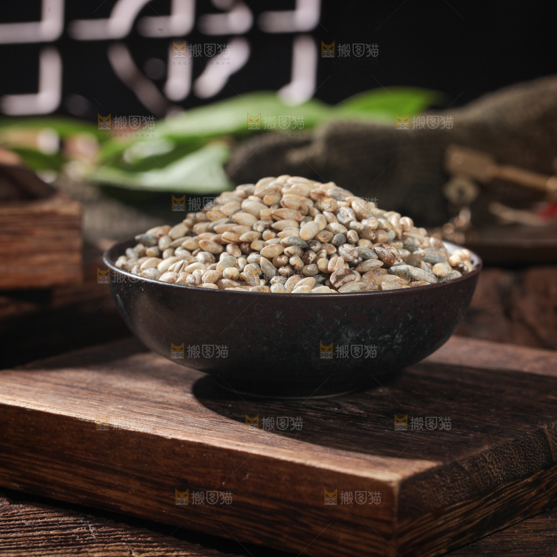 桌子上放着一碗蓝青稞米