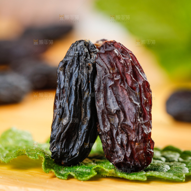 木板上放着黑葡萄干