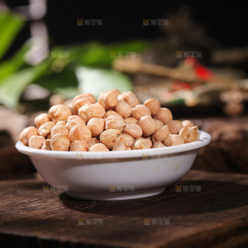桌子上放着一碗鹰嘴豆