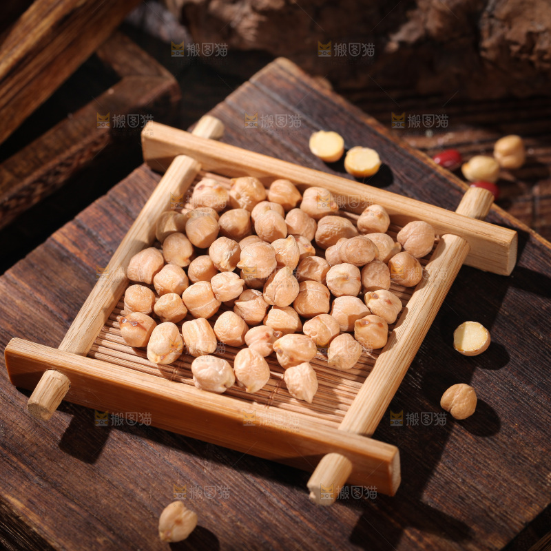 木垫上放着鹰嘴豆