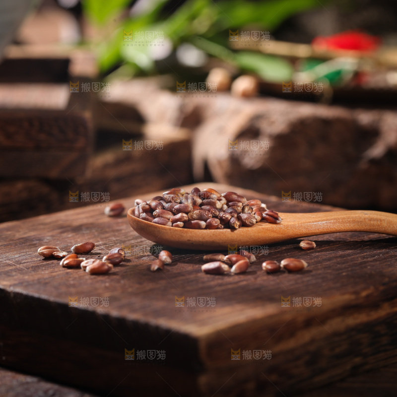 木板上放着一勺黑小麦