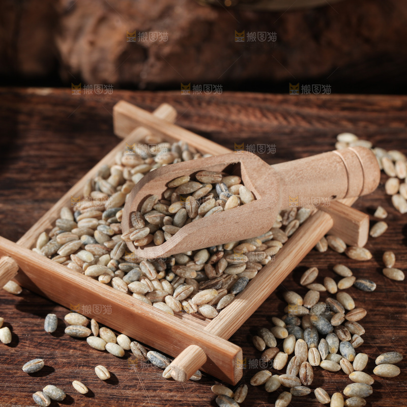 木垫上放着蓝青稞