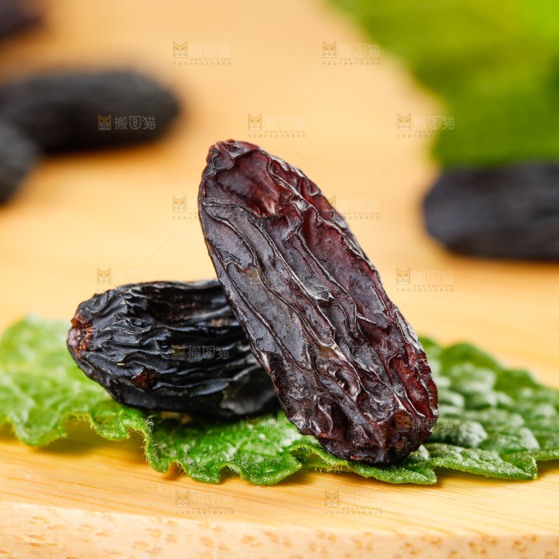 木板上放着黑葡萄干