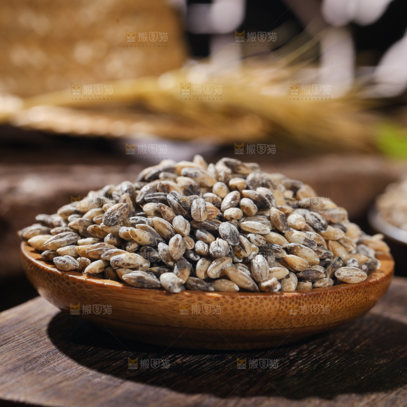 木板上放着一盘蓝青稞
