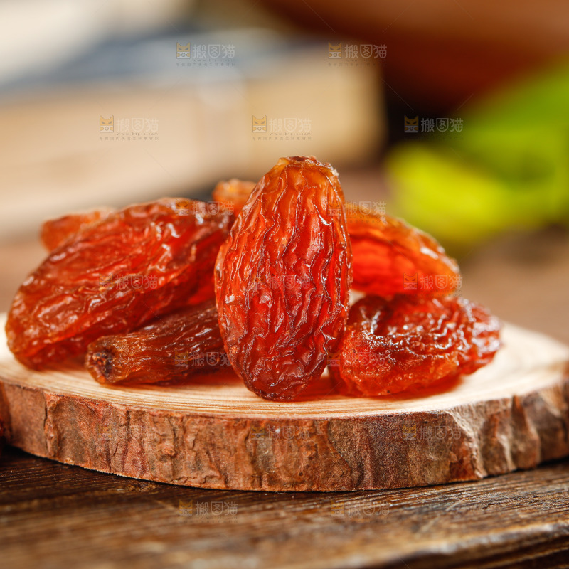 木板上放着红葡萄干