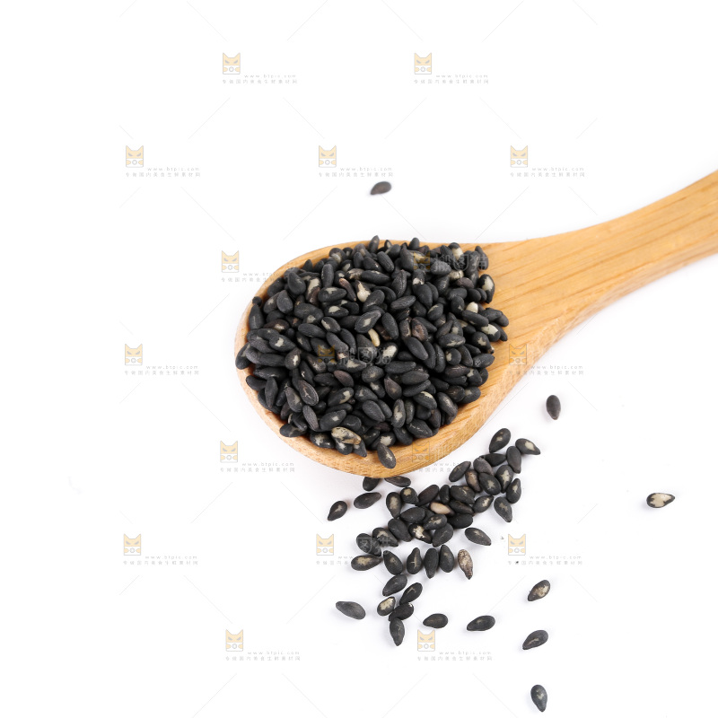 勺子上舀着黑芝麻粒